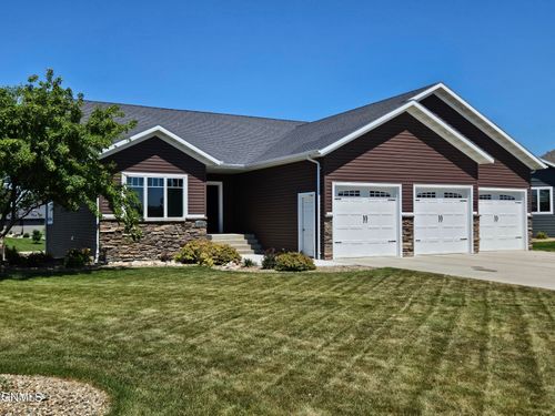 902 Voyager Pl, Bismarck, ND, 58504-8838 | Card Image