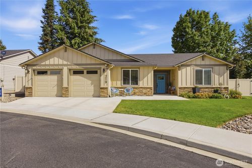 219 Pershing Cir, Wenatchee, WA, 98801-1992 | Card Image