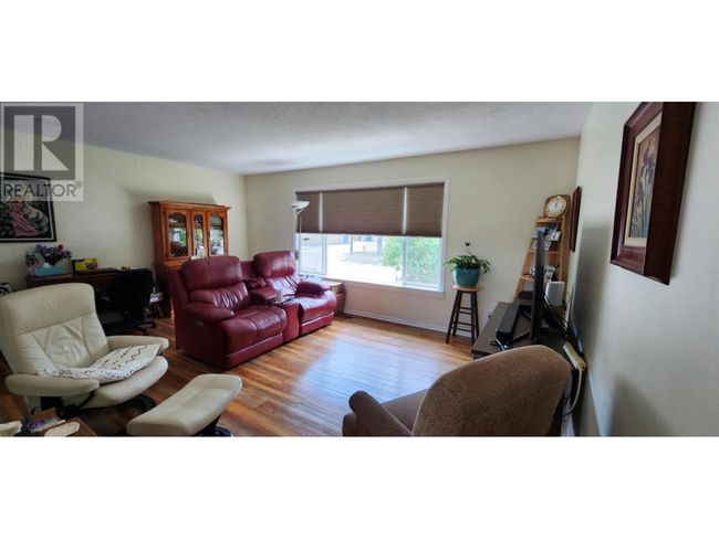1989 Glencaird St, Home with 3 bedrooms, 1 bathrooms and 1 parking in Lumby BC | Image 4