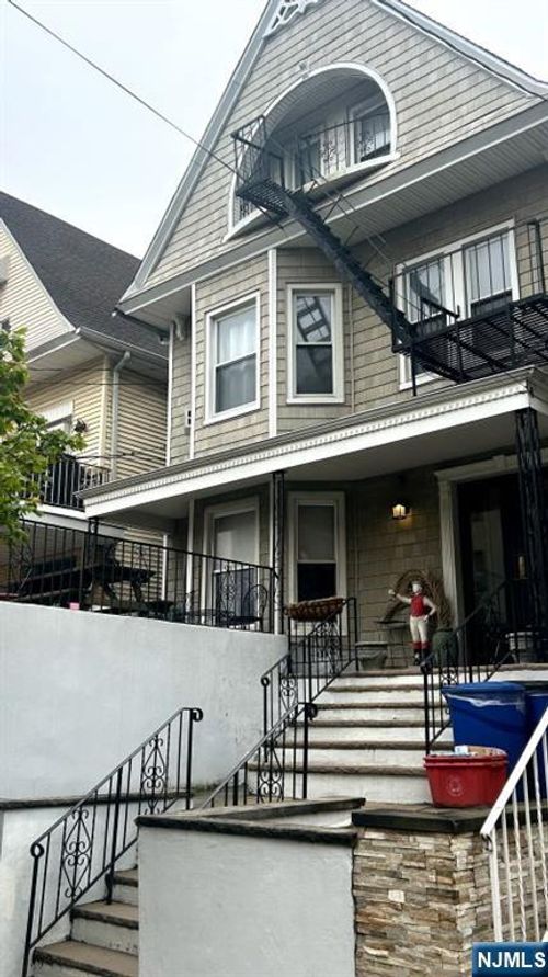17 48th St, Weehawken, NJ, 07086-7223 | Card Image