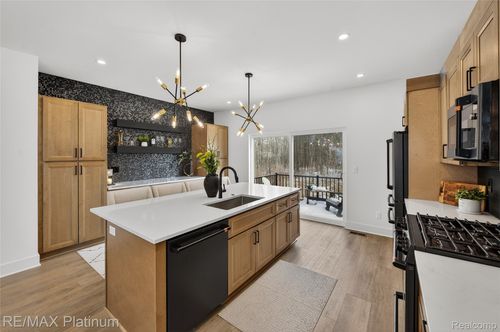 1652 Pinecroft Ln, Howell, MI, 48855-7802 | Card Image