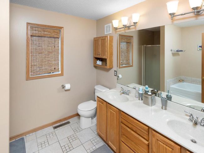 Primary bath with dual sinks | Image 30