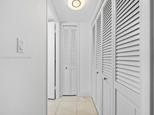 APT-1015 - 6039 Collins Ave, Condo with 1 bedrooms, 2 bathrooms and null parking in Miami Beach FL | Image 24
