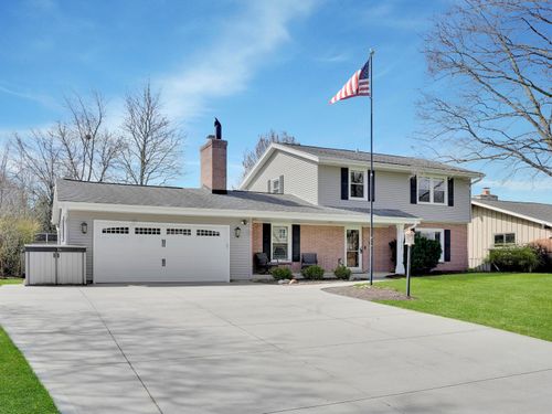 12915 W Wilbur Dr, New Berlin, WI, 53151-5460 | Card Image