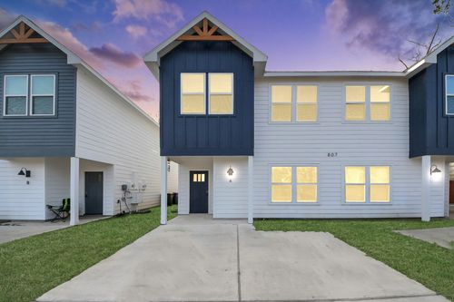 807 Avenue J, Conroe, TX, 77301-3869 | Card Image