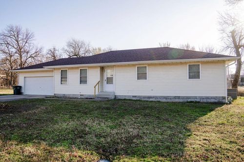 102 S Steuben Ct, Erie, KS, 66733-1200 | Card Image