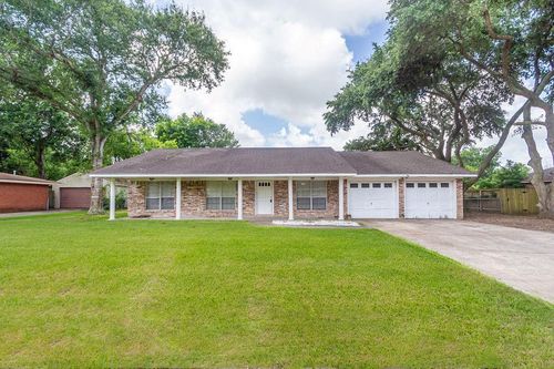 8111 Dellanera Dr, Hitchcock, TX, 77563-3409 | Card Image