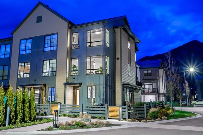 38023 Keel Way, Townhouse with 3 bedrooms, 3 bathrooms and 3 parking in Squamish BC | Image 1