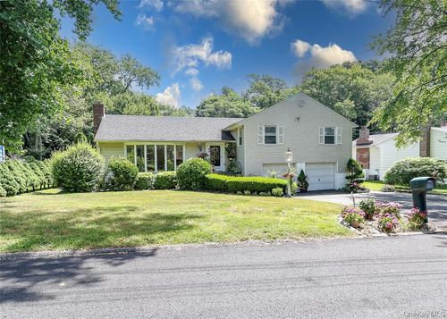 199 Hanson Ln, New Rochelle, NY, 10804-1724 | Card Image