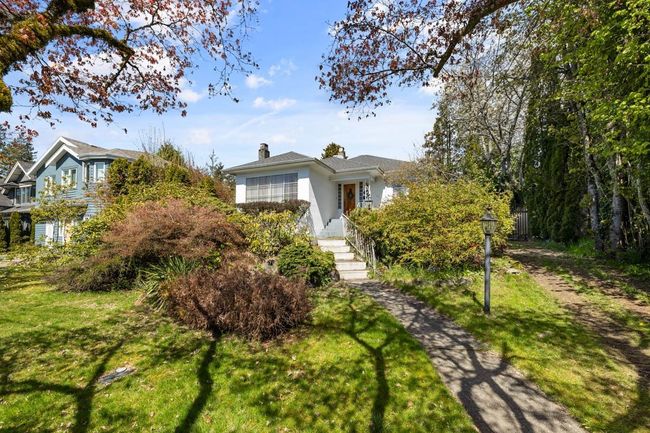 1561 Jefferson Avenue, House other with 3 bedrooms, 2 bathrooms and 1 parking in West Vancouver BC | Image 2