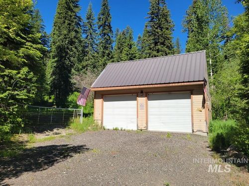 671 W Mountain Rd, Cascade, ID, 83611-5029 | Card Image