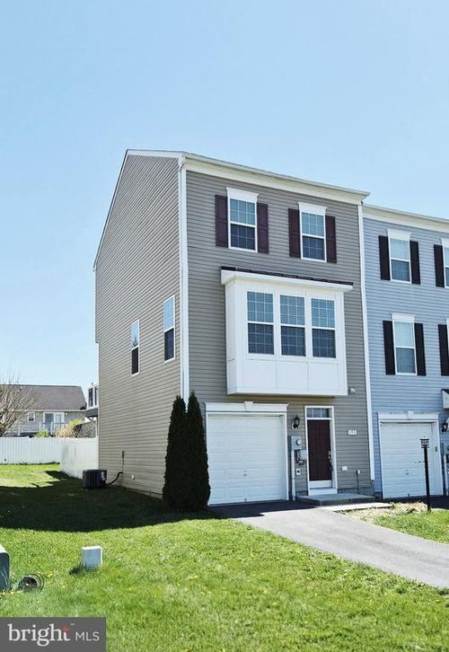 153 Kensington Ter, MARTINSBURG, WV, 25405-5728 | Card Image