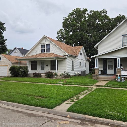 105 Se 2nd St, Abilene, KS, 67410-2913 | Card Image