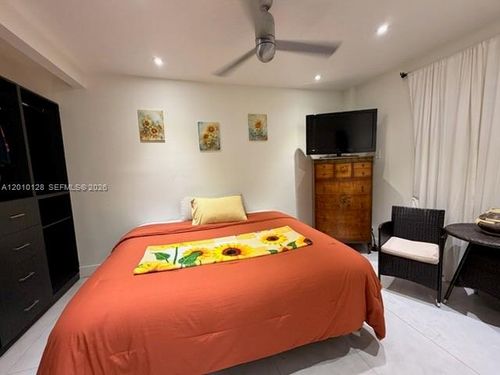 3-1043 Nw 2nd St, Miami, FL, 33128-1160 | Card Image