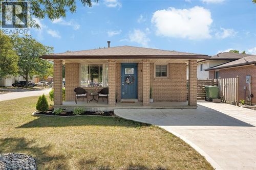 4779 Theresa Pl, Windsor, ON, N8T3M8 | Card Image