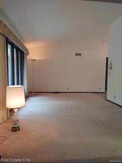 Large living room with Vaulted ceiling | Image 2