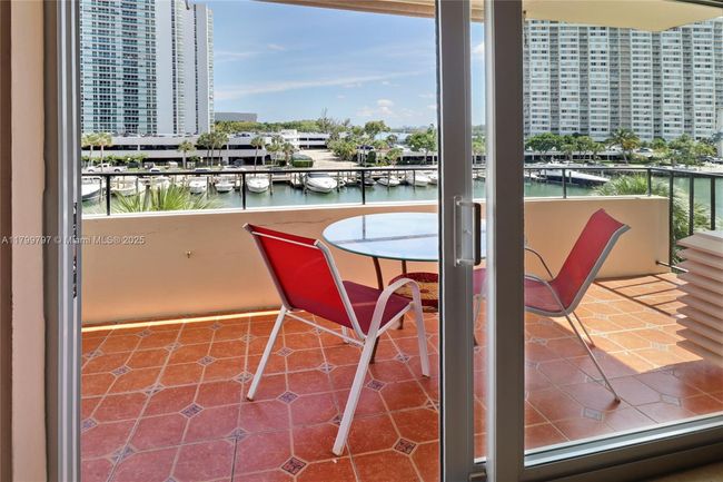 APT-403 - 220 Kings Point Dr, Condo with 1 bedrooms, 1 bathrooms and null parking in Sunny Isles Beach FL | Image 18