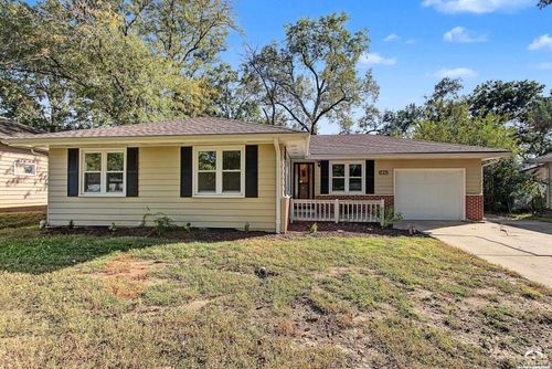 827 W 22nd Street, Lawrence, KS, 66046 | Card Image
