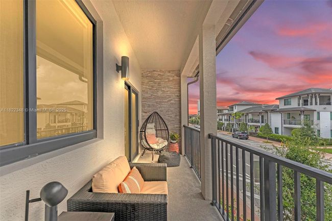 4690 Nw 84 Th Ave, Townhouse with 3 bedrooms, 5 bathrooms and null parking in Doral FL | Image 4