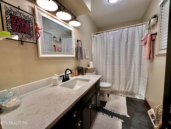 Includes a deeper soaking tub | Image 17