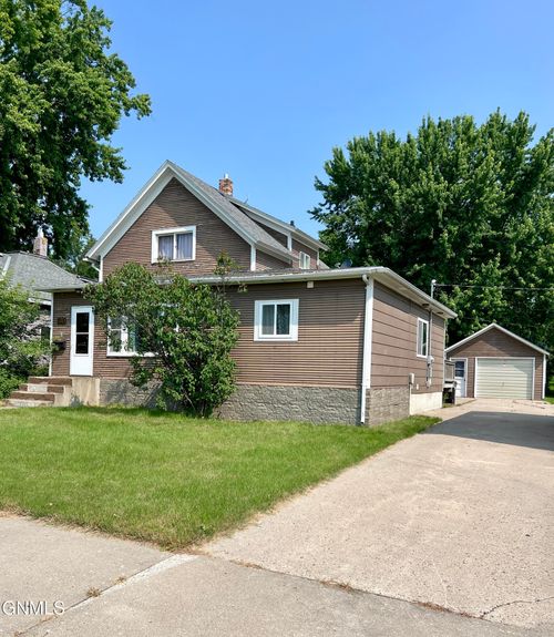 450 7th St Nw, Valley City, ND, 58072-2532 | Card Image