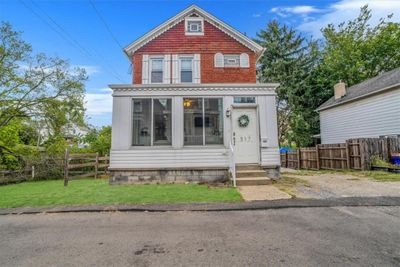 Cozy and Quaint, this 3 bedroom home in Carnegie is the perfect sized home. | Image 1