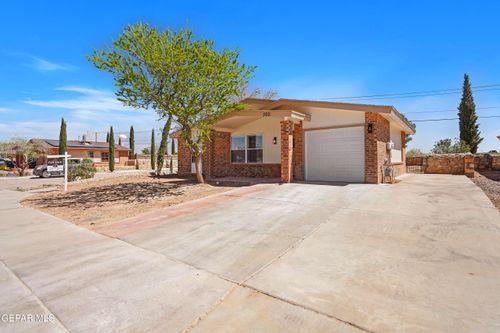 300 Tierra Linda Dr, Horizon City, TX, 79928-7118 | Card Image