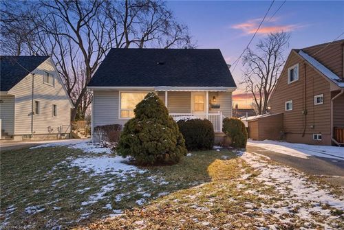 176 Adair Avenue N, Hamilton, ON, L8H6A9 | Card Image