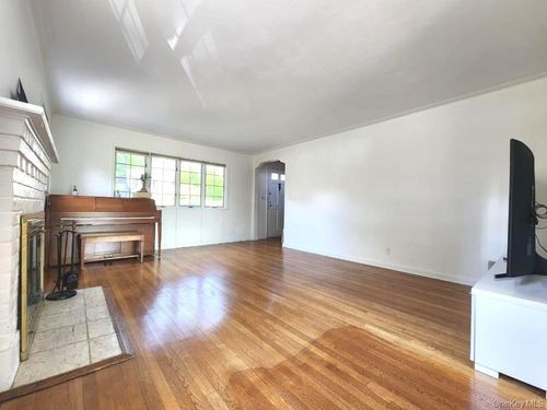 74 Pomona Ave, Yonkers, NY, 10703-1147 | Card Image