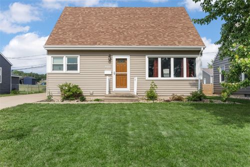 908 18th St Sw, Cedar Rapids, IA, 52404-1764 | Card Image
