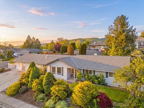 2390 Fairfield Dr, Medford, OR, 97504-5193 | Card Image