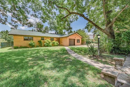 409 W Buffalo St, Caldwell, TX, 77836-1717 | Card Image