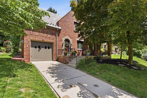 814 Washington Dr, Ross Twp, PA, 15229 | Card Image