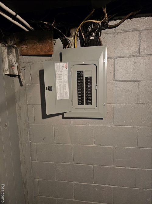 11627 Grayton St, Detroit, MI, 48224-1643 | Card Image