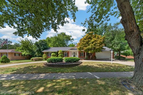 27701 California Dr Nw, Lathrup Village, MI, 48076-3445 | Card Image