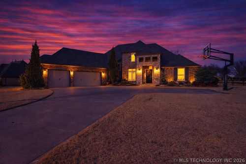 19063 E Twin Creeks Dr, Owasso, OK, 74055-4104 | Card Image