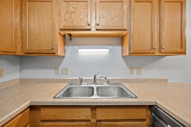 4050 W Rivers Edge Cir, Condo with 2 bedrooms, 1 bathrooms and null parking in Brown Deer WI | Image 5