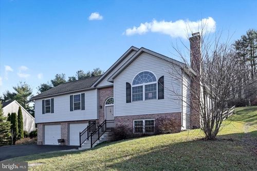 686 Wynonah Dr, AUBURN, PA, 17922-9401 | Card Image