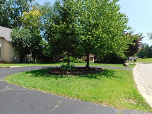 5918 Glen Eagles Dr, West Bloomfield, MI, 48323-2208 | Card Image