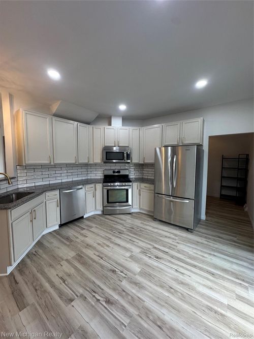 3065 Wild Orchid Ln, Burton, MI, 48519-1583 | Card Image