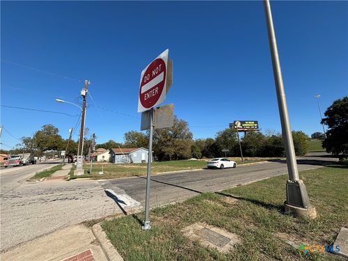 921 S Main St, Belton, TX, 76513-3864 | Card Image