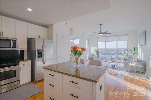 unit-905-333 W Trade St, Charlotte, NC, 28202-1968 | Card Image