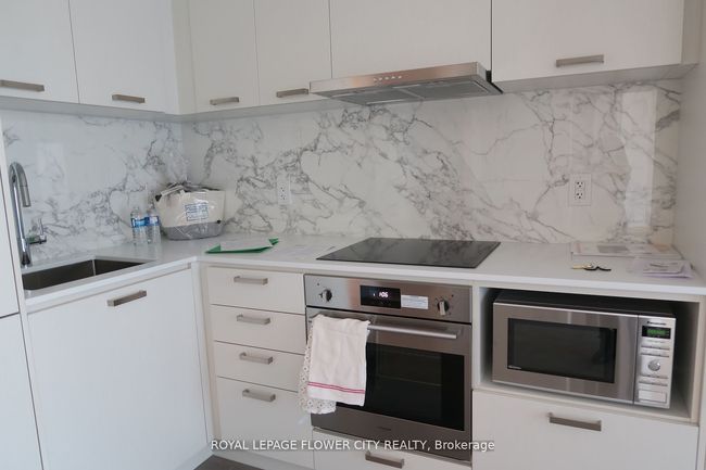 1715 - 10 Honeycrisp Cres, Condo with 2 bedrooms, 1 bathrooms and null parking in Vaughan ON | Image 6