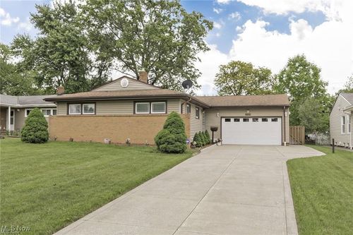 4938 N Sedgewick Rd, Lyndhurst, OH, 44124-1105 | Card Image