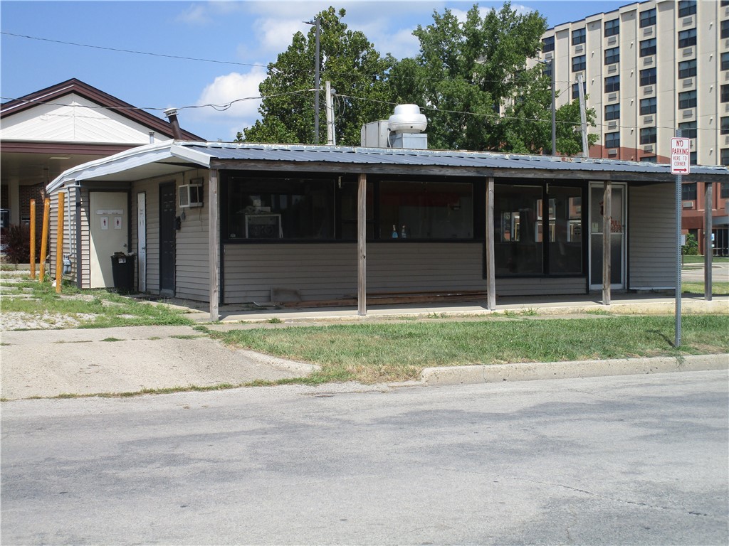108 4th St, Pana, IL 62557-1604