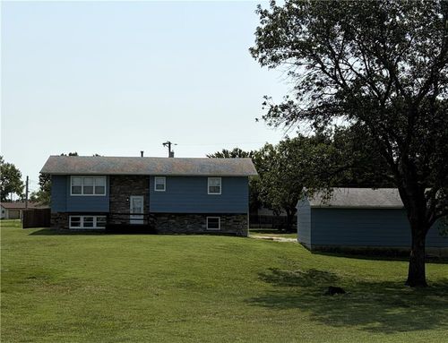 1017 Willett St, Burlington, KS, 66839-1174 | Card Image
