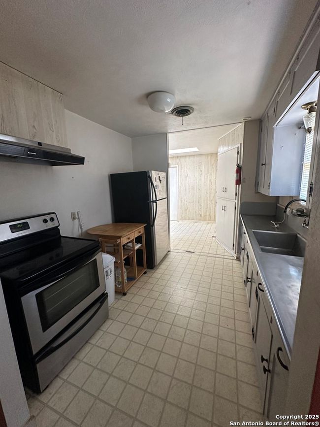207 W Vance, House other with 4 bedrooms, 2 bathrooms and null parking in Refugio TX | Image 5