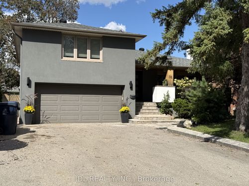 32 Ashmount Cres, Etobicoke, ON, M9R1C7 | Card Image