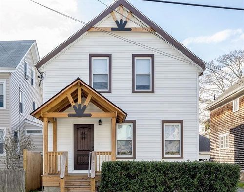 18 Hall Ave, Newport, RI, 02840-2141 | Card Image
