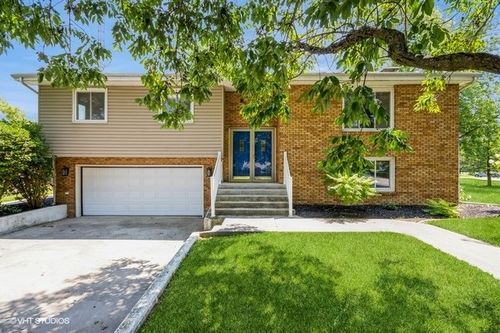 504 Brookview Dr, Farmer City, IL, 61842-9765 | Card Image